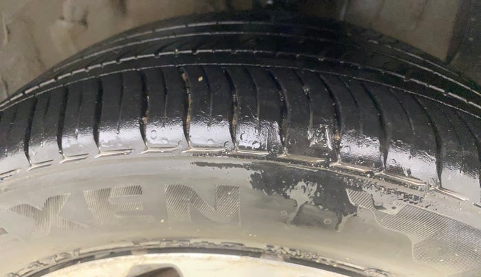 2015 Hyundai Elite i20 ASTA 1.2, CNG, Manual, 1,24,452 km, Right Front Tyre Tread