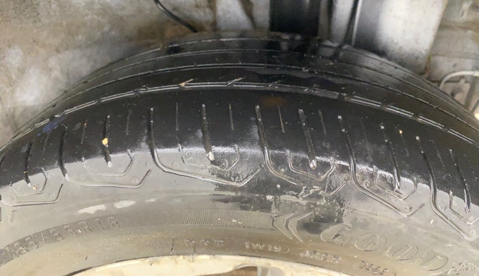 2015 Hyundai Elite i20 ASTA 1.2, CNG, Manual, 1,24,452 km, Left Rear Tyre Tread