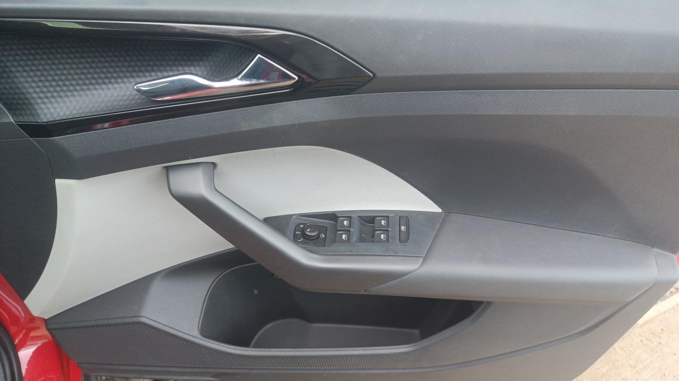 2022 Skoda KUSHAQ STYLE 1.0L TSI AT (6 AIRBAGS), Petrol, Automatic, 22,517 km, Driver Side Door Panels Control