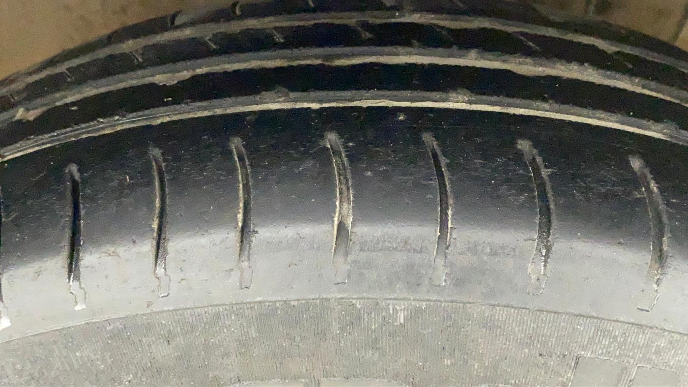 2014 Maruti Swift VXI, CNG, Manual, 88,356 km, Right Front Tyre Tread
