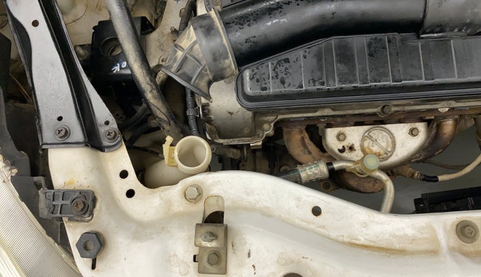 2014 Maruti Swift VXI, CNG, Manual, 88,356 km, Front windshield - Wiper bottle cap missing