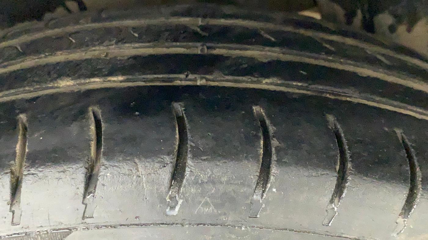 2014 Maruti Swift VXI, CNG, Manual, 88,356 km, Left Rear Tyre Tread