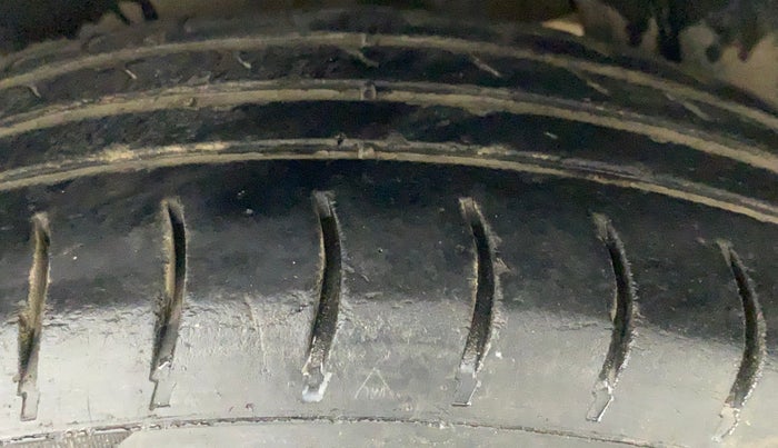 2014 Maruti Swift VXI, CNG, Manual, 88,356 km, Left Rear Tyre Tread