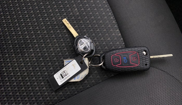 2019 Tata Tiago XZA PLUS DUAL TONE PETROL, Petrol, Automatic, 27,407 km, Key Close Up