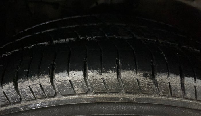 2018 Maruti Ertiga VXI, CNG, Manual, 75,631 km, Left Front Tyre Tread