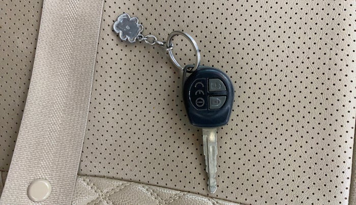 2021 Maruti Dzire VXI, CNG, Manual, 1,09,648 km, Key Close Up