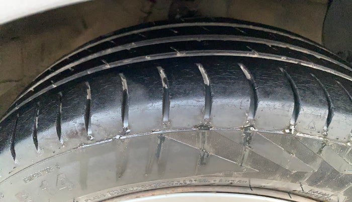 2016 Hyundai Grand i10 MAGNA 1.2 KAPPA VTVT, Petrol, Manual, 1,32,973 km, Right Front Tyre Tread