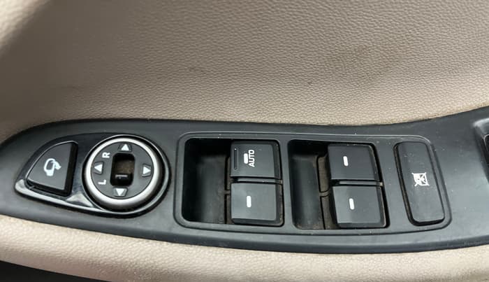 2016 Hyundai Elite i20 ASTA 1.2 (O), CNG, Manual, 63,863 km, Driver Side Door Panels Control