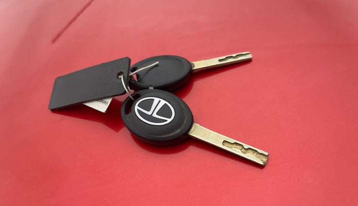 2021 Tata ALTROZ XM PETROL, Petrol, Manual, 90,269 km, Key Close Up