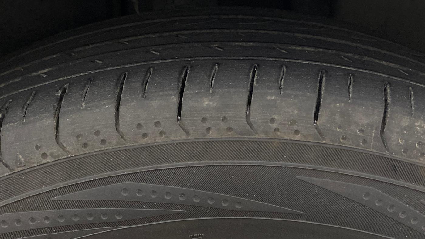 2021 Jeep Compass LIMITED (O) 1.4 PETROL DCT, Petrol, Automatic, 41,159 km, Right Front Tyre Tread