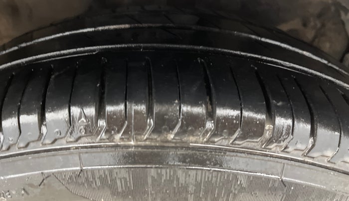 2016 Hyundai Verna 1.6 VTVT S, Petrol, Manual, 73,143 km, Right Front Tyre Tread