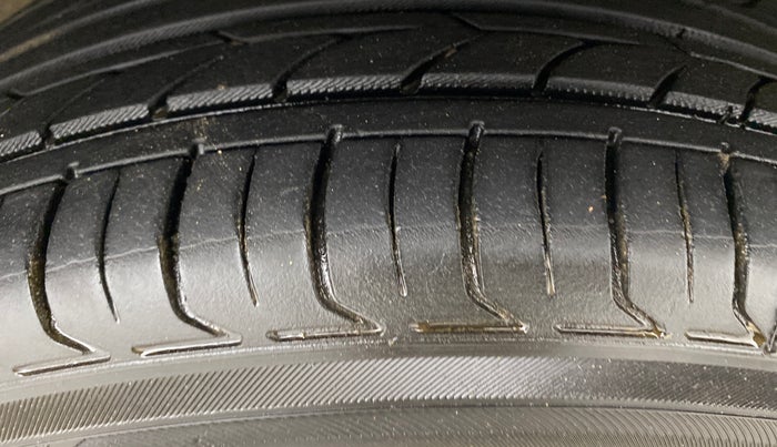 2016 Volkswagen Polo COMFORTLINE 1.2L, Petrol, Manual, 58,130 km, Right Front Tyre Tread