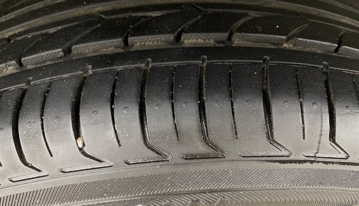 2016 Volkswagen Polo COMFORTLINE 1.2L, Petrol, Manual, 58,130 km, Right Rear Tyre Tread