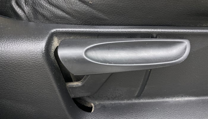 2016 Volkswagen Polo COMFORTLINE 1.2L, Petrol, Manual, 58,130 km, Driver Side Adjustment Panel