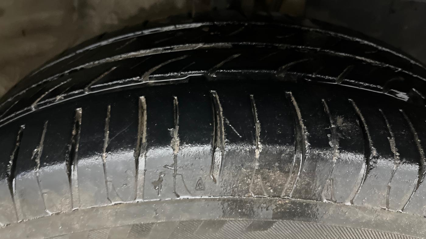 2016 Mahindra Kuv100 K8 6 STR, CNG, Manual, 22,314 km, Right Front Tyre Tread