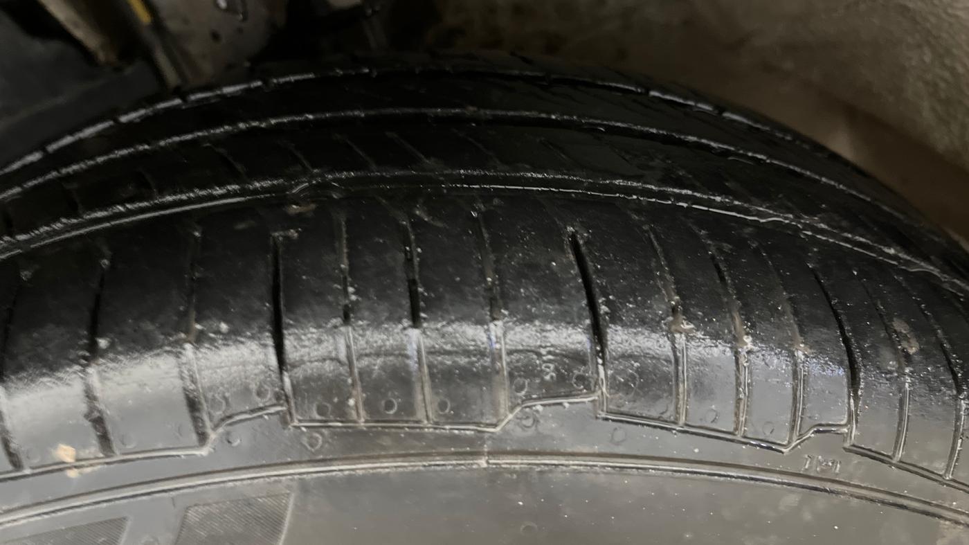 2016 Mahindra Kuv100 K8 6 STR, CNG, Manual, 22,314 km, Left Front Tyre Tread