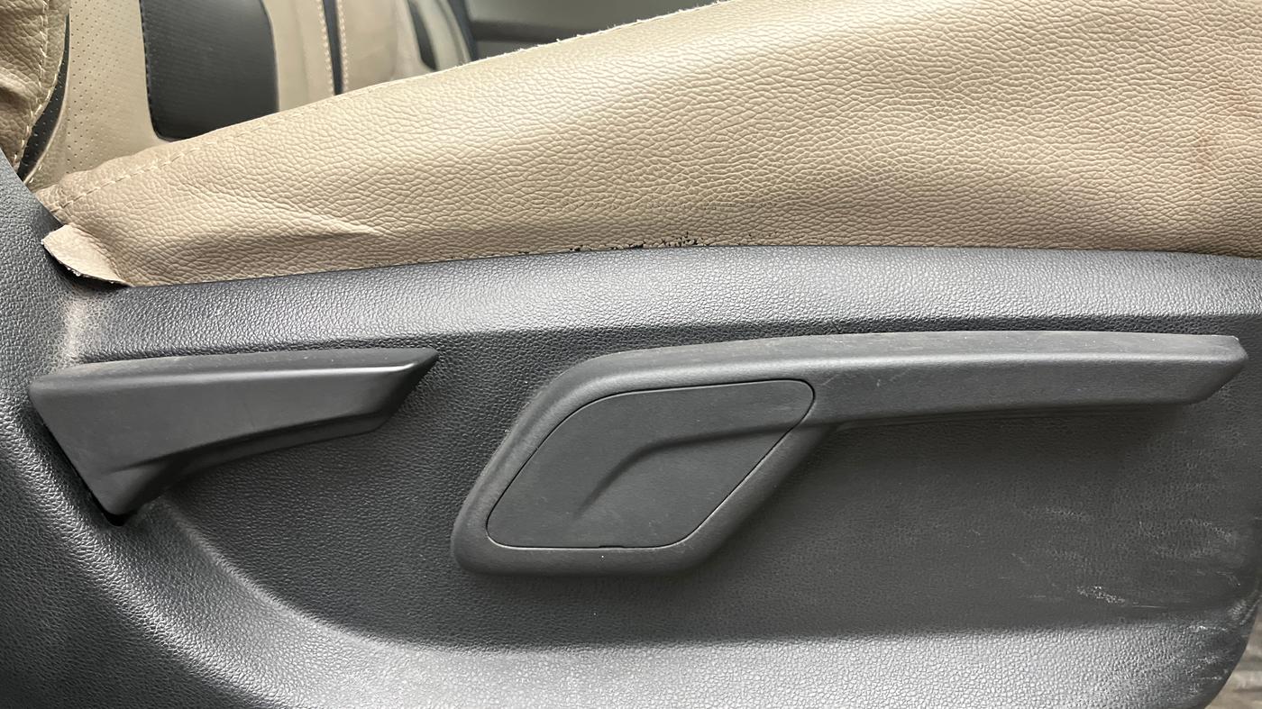 2016 Mahindra Kuv100 K8 6 STR, CNG, Manual, 22,314 km, Driver Side Adjustment Panel