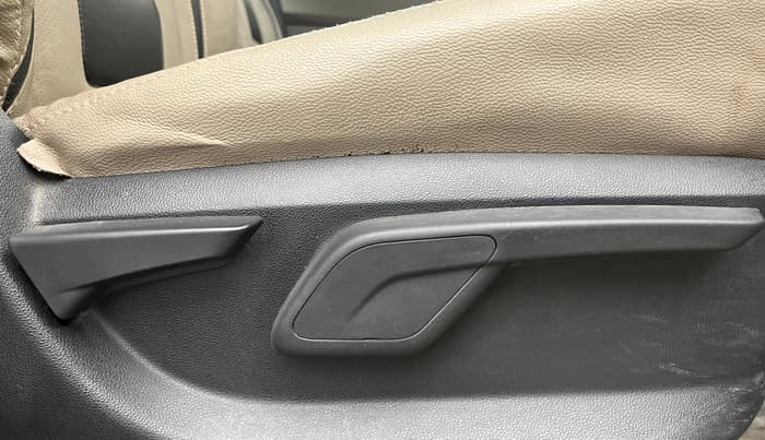 2016 Mahindra Kuv100 K8 6 STR, CNG, Manual, 22,314 km, Driver Side Adjustment Panel
