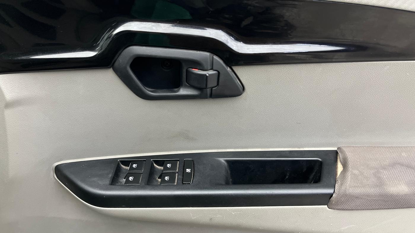 2016 Mahindra Kuv100 K8 6 STR, CNG, Manual, 22,314 km, Driver Side Door Panels Control