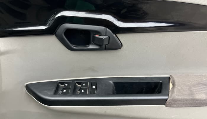 2016 Mahindra Kuv100 K8 6 STR, CNG, Manual, 22,314 km, Driver Side Door Panels Control