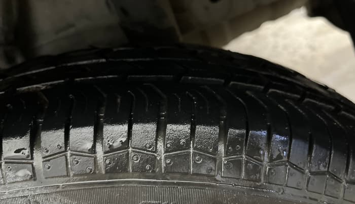 2016 Mahindra Kuv100 K8 6 STR, CNG, Manual, 22,314 km, Left Rear Tyre Tread