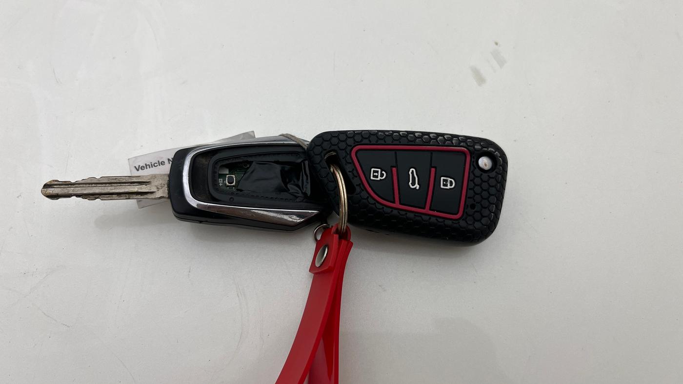 2016 Mahindra Kuv100 K8 6 STR, CNG, Manual, 22,314 km, Key Close Up