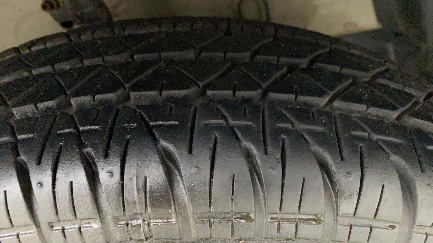 2017 Maruti Swift LXI (O), Petrol, Manual, 3,822 km, Right Front Tyre Tread