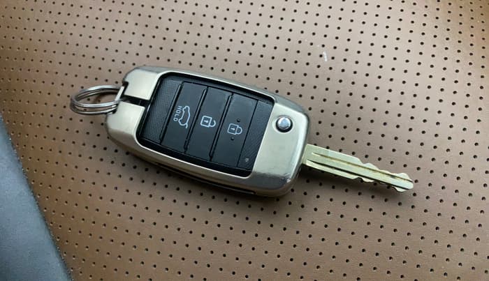 2021 KIA SONET HTK PLUS 1.2, Petrol, Manual, 1,07,211 km, Key Close Up