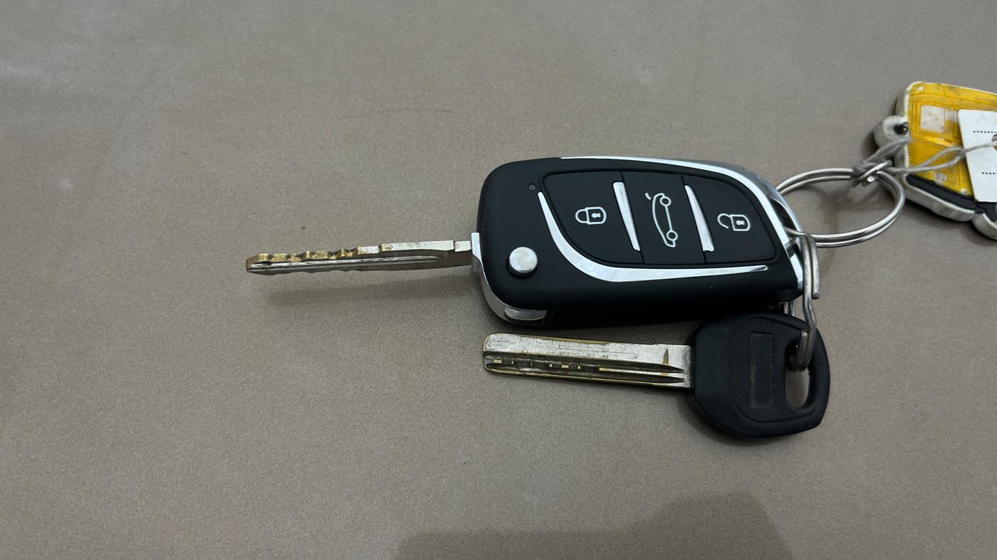 2018 Maruti Dzire LXI, CNG, Manual, 44,443 km, Key Close Up