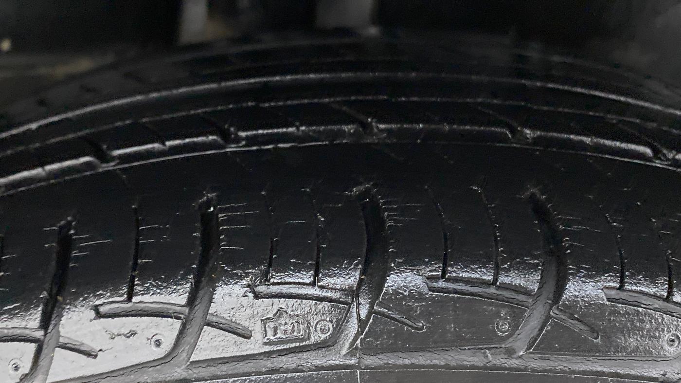 2017 Maruti Ciaz ZETA 1.4  AT PETROL, Petrol, Automatic, 42,258 km, Right Rear Tyre Tread