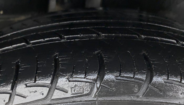 2017 Maruti Ciaz ZETA 1.4  AT PETROL, Petrol, Automatic, 42,258 km, Right Rear Tyre Tread