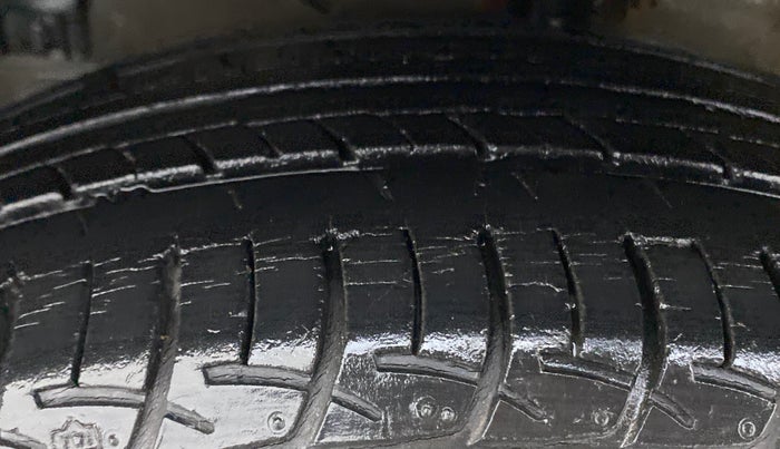 2017 Maruti Ciaz ZETA 1.4  AT PETROL, Petrol, Automatic, 42,258 km, Left Front Tyre Tread