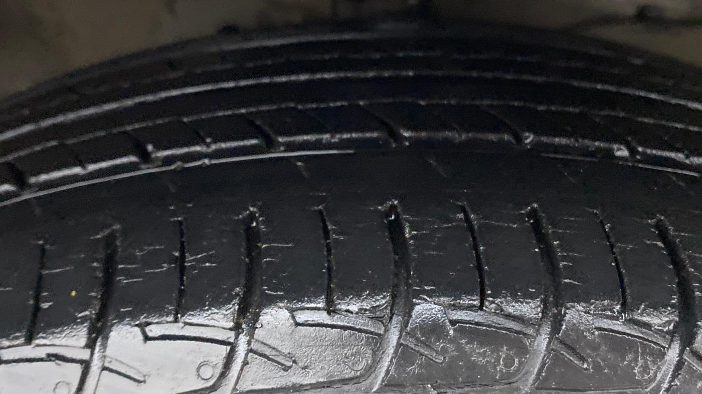 2017 Maruti Ciaz ZETA 1.4  AT PETROL, Petrol, Automatic, 42,258 km, Right Front Tyre Tread