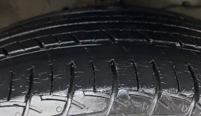 2017 Maruti Ciaz ZETA 1.4  AT PETROL, Petrol, Automatic, 42,258 km, Right Front Tyre Tread