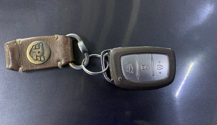 2021 Hyundai AURA SX 1.2, CNG, Manual, 76,413 km, Key Close Up