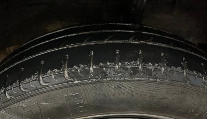 2016 Renault Kwid RXT 0.8, Petrol, Manual, 63,053 km, Left Rear Tyre Tread