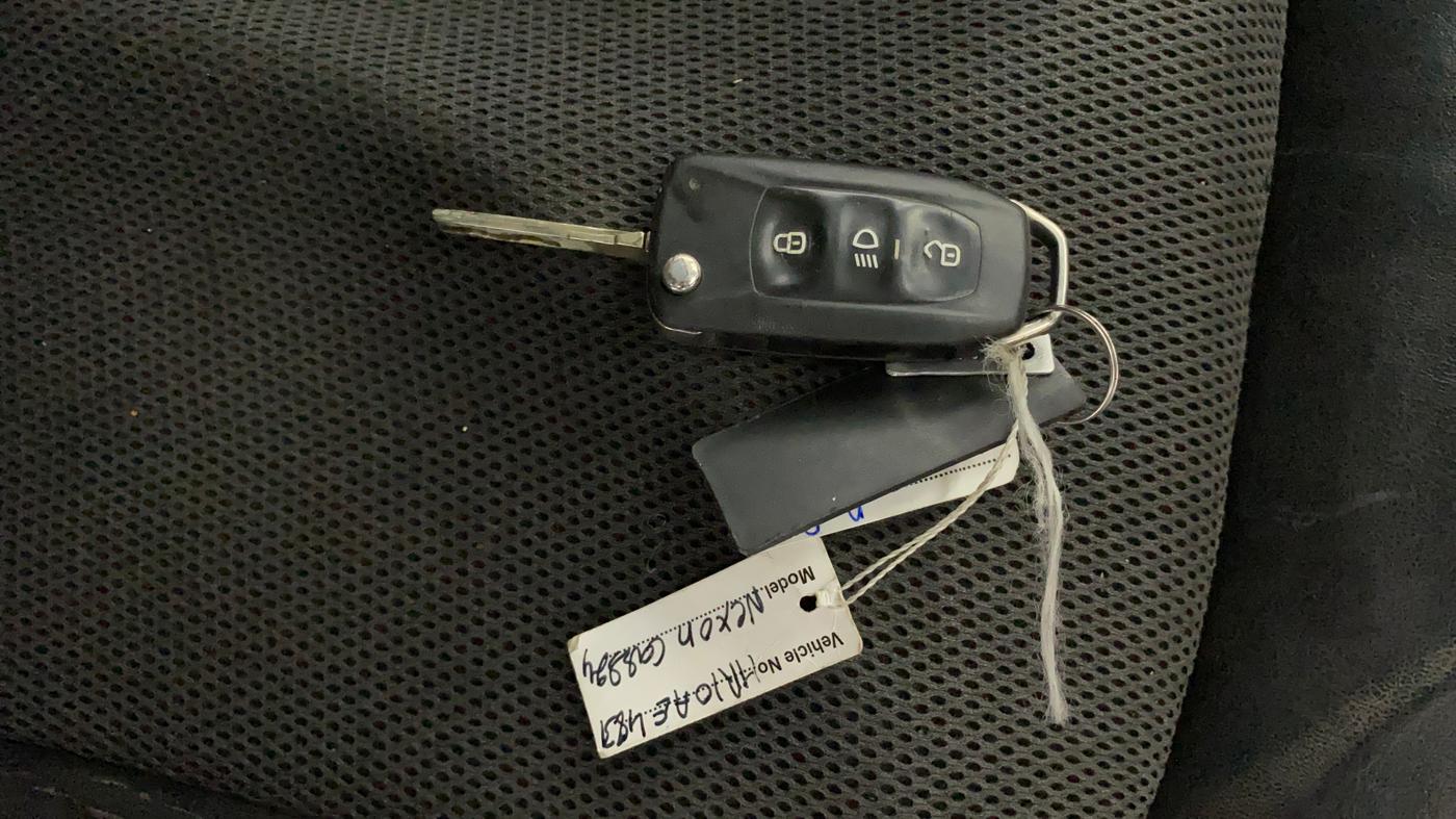 2018 Tata NEXON XM PETROL, CNG, Manual, 1,00,474 km, Key Close Up