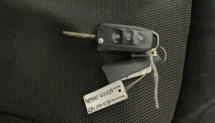 2018 Tata NEXON XM PETROL, CNG, Manual, 1,00,385 km, Key Close Up