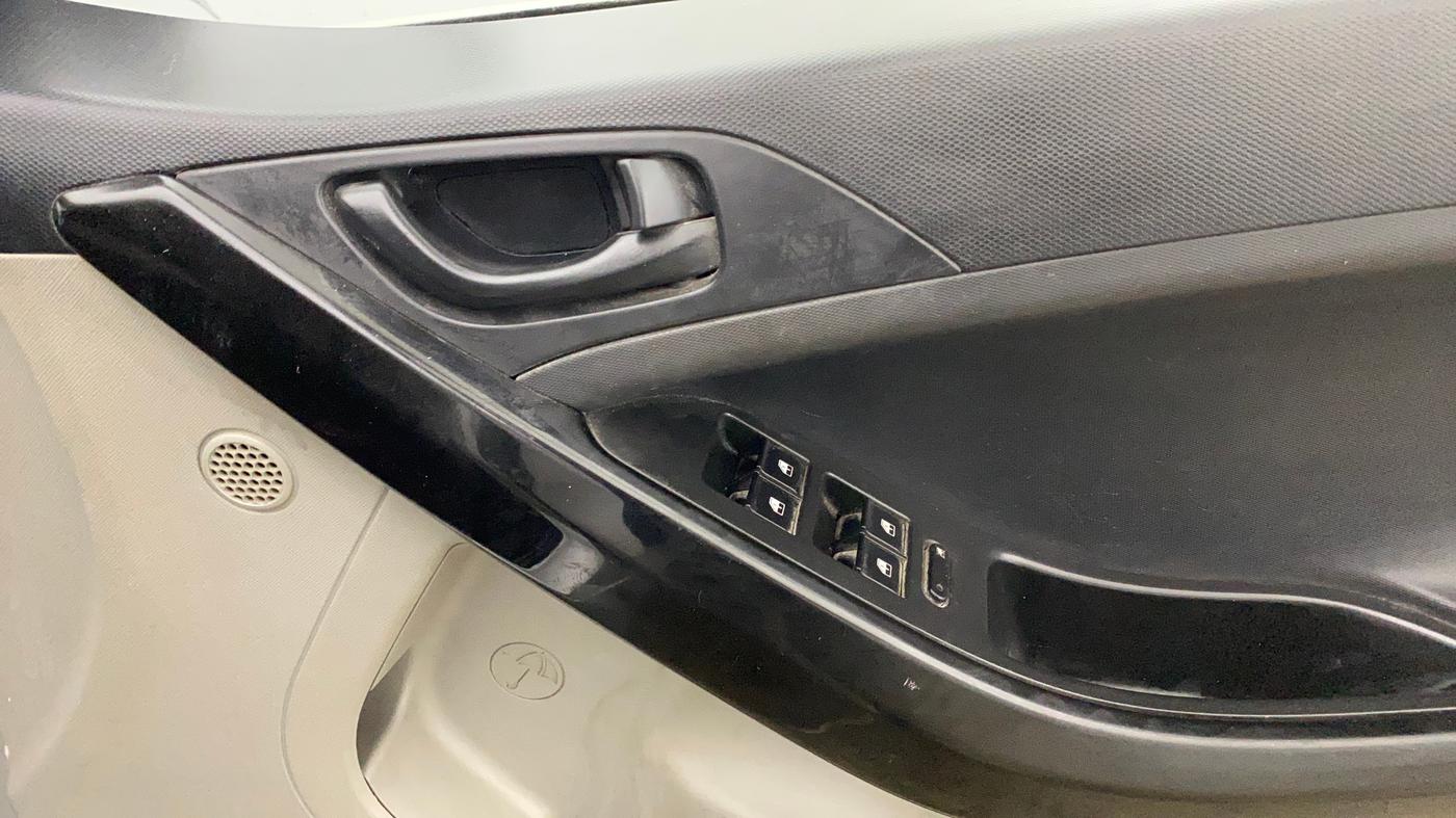 2018 Tata NEXON XM PETROL, CNG, Manual, 1,00,474 km, Driver Side Door Panels Control
