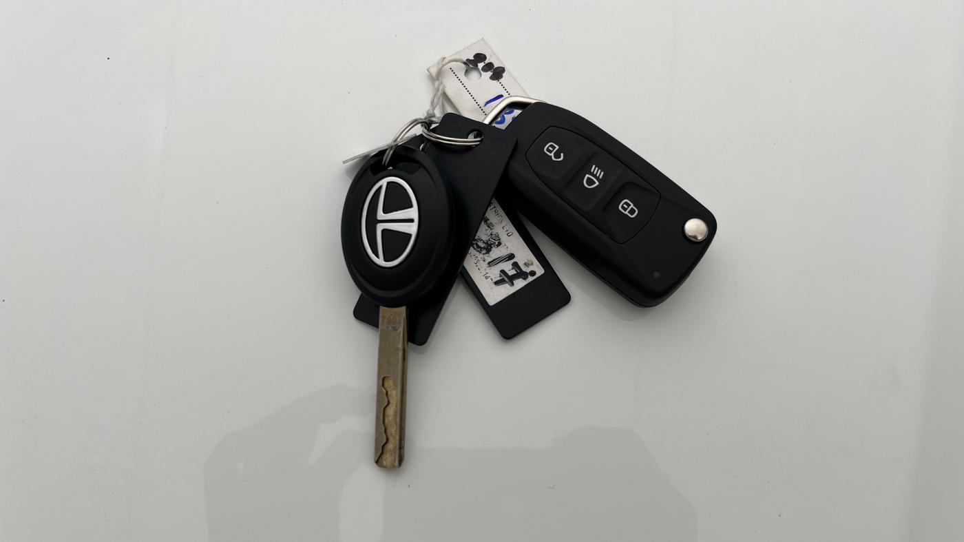 2025 Tata Tiago XM CNG, CNG, Manual, 3,036 km, Key Close Up