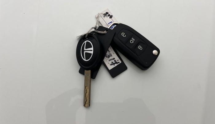 2025 Tata Tiago XM CNG, CNG, Manual, 3,036 km, Key Close Up