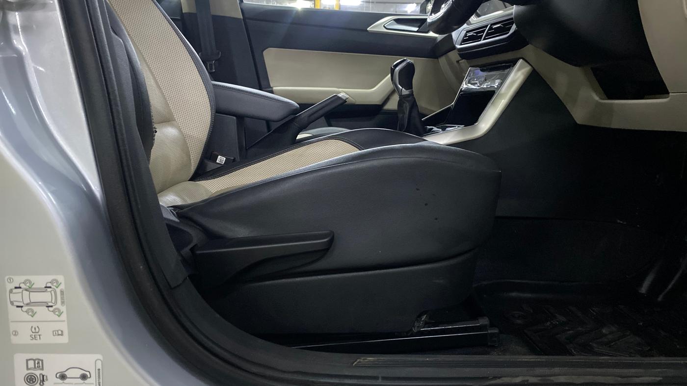 2022 Volkswagen VIRTUS TOPLINE TSI 1.0 MT, Petrol, Manual, 49,706 km, Driver Side Adjustment Panel