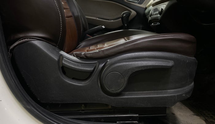 2018 Hyundai Elite i20 ASTA 1.2 (O), CNG, Manual, 1,07,220 km, Driver Side Adjustment Panel