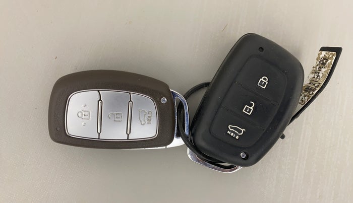 2020 Hyundai Elite i20 ASTA 1.2 (O), Petrol, Manual, 28,239 km, Key Close Up