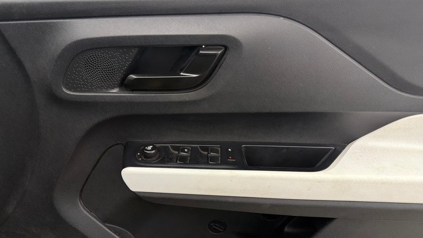 2022 Tata PUNCH ACCOMPLISHED MT, Petrol, Manual, 34,689 km, Driver Side Door Panels Control