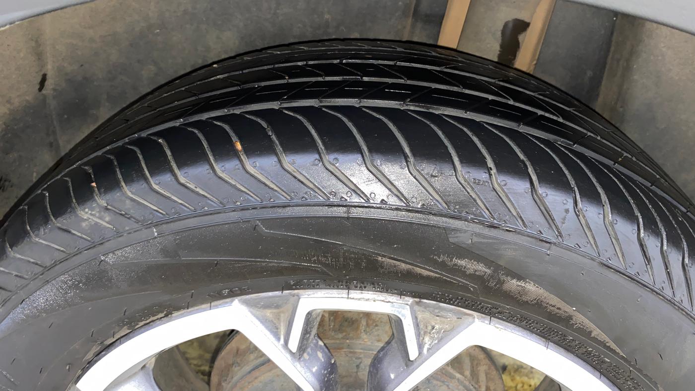 2021 Skoda KUSHAQ STYLE 1.0L TSI AT, Petrol, Automatic, 28,337 km, Left Rear Tyre Tread