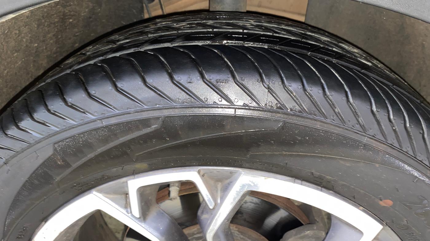 2021 Skoda KUSHAQ STYLE 1.0L TSI AT, Petrol, Automatic, 28,337 km, Right Front Tyre Tread