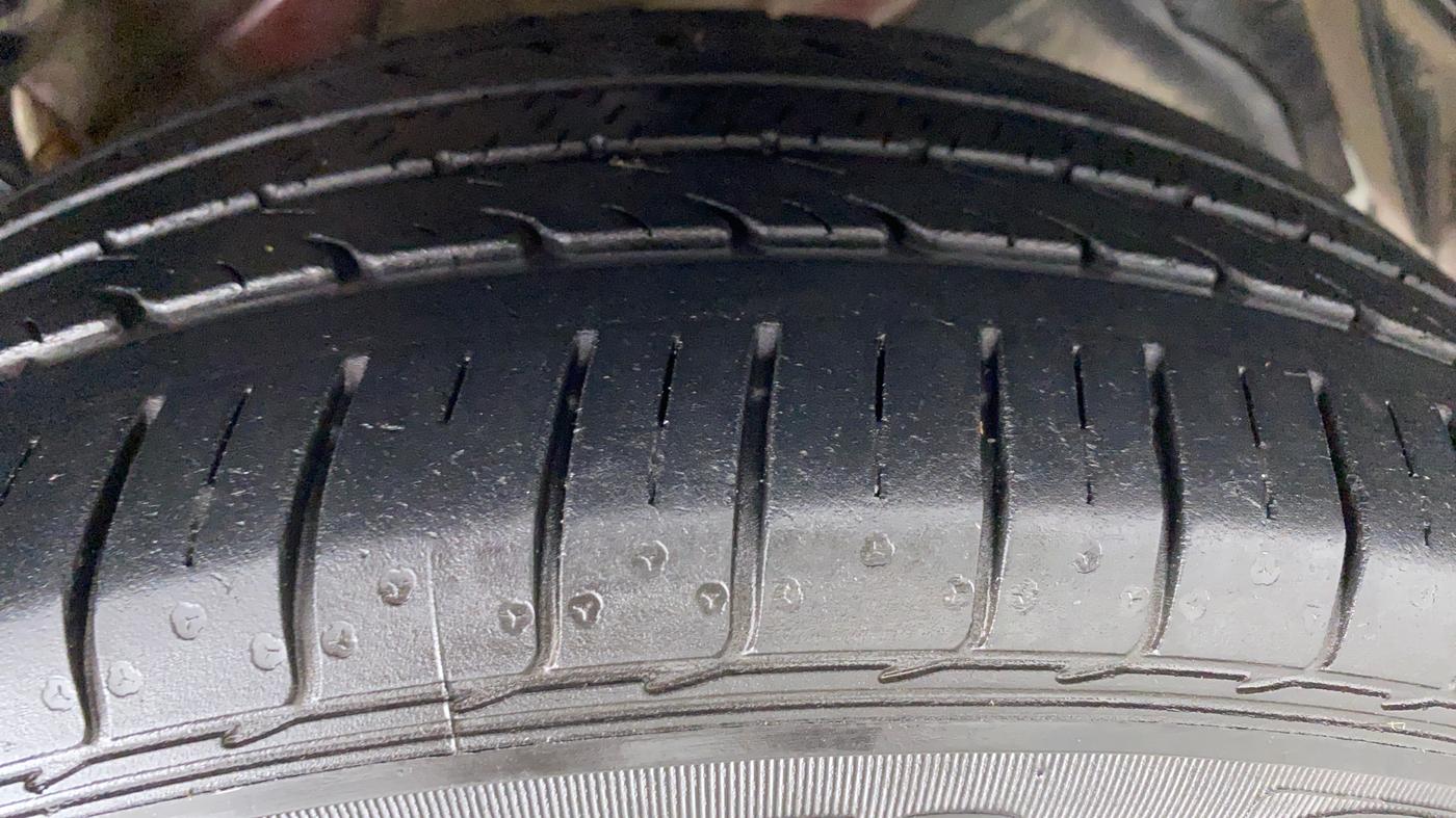 2016 Maruti Ciaz ZXI+ AT, Petrol, Automatic, 94,040 km, Right Front Tyre Tread