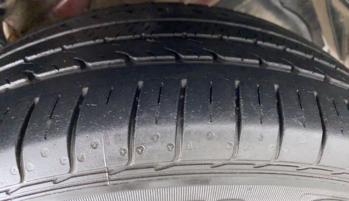 2016 Maruti Ciaz ZXI+ AT, Petrol, Automatic, 94,040 km, Right Front Tyre Tread