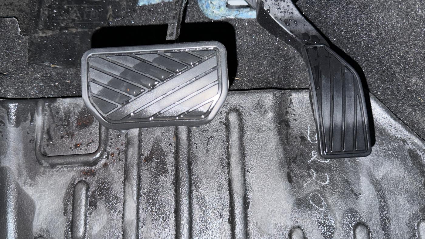 2025 Maruti Grand Vitara DELTA SMART HYBRID AT, Petrol, Automatic, 6,635 km, Pedals